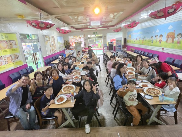 '고양낙농치즈체험' 행사에 참가한 둥지지역아동센터 아동들과 한국민속문화협회 회원들. 한국민속문화협회 제공