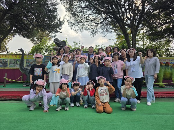 농장 나들이에 나선 둥지지역아동센터 어린이들. 한국민속문화협회 제공