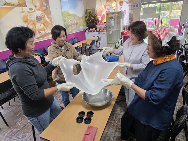 치즈 만들기를 돕고 있는 한국민속문화협회회원들. 한국민속문화협회 제공