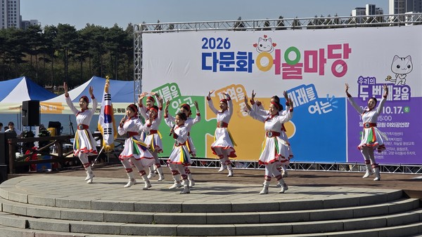 몽골 출신 다문화가족이 전통 공연을 선보이고 있다.