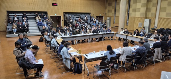 이날 포럼에는 시의원과 고양시 주민자치과 관계자, 각 동 주민자치회장 및 위원, 일반 시민 등 100여 명이 참석해 2시간 20분 동안 열띤 논의를 이어갔다. 오건호 제공