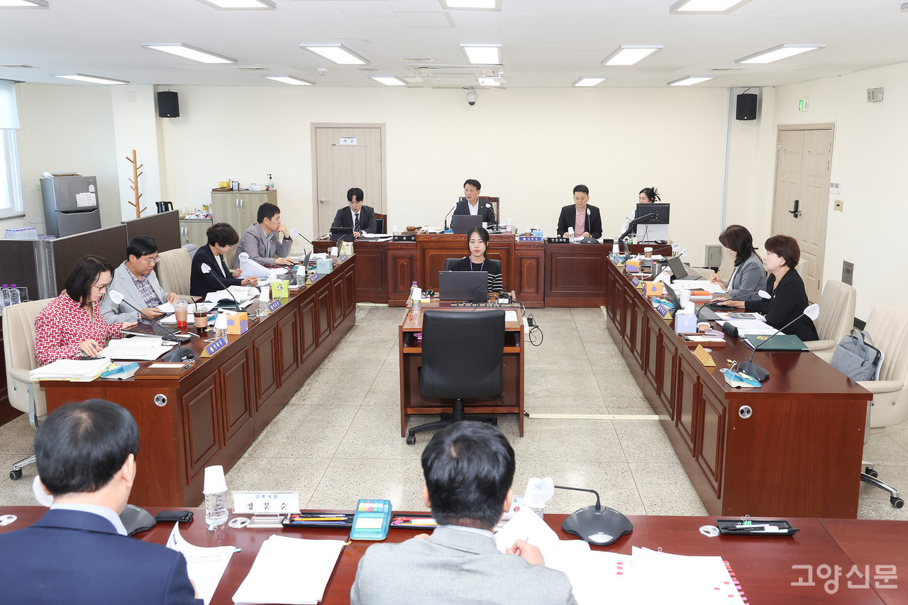 고양시의회 건설교통위원회 회의 모습