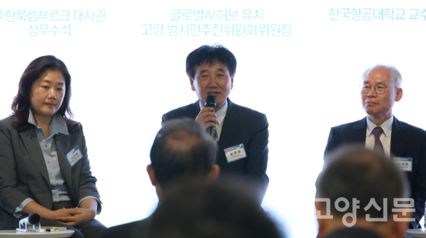 홍영표 글로벌 AI허브 유치 고양 범시민추진위원회 공동위원장이 지난 14일 세종시 공청회 참석 후 집필한 전략 초록을 바탕으로 지역 내 비관론 극복과 '토너먼트 업셋(역전극)'을 위한 신속한 실행 조직 구성을 촉구하고 있다. 최해성 기자