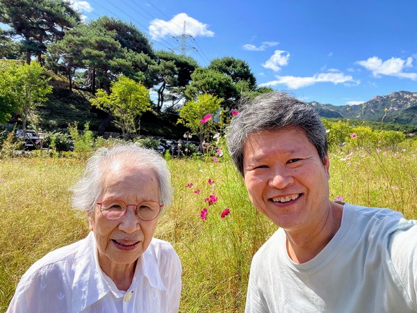 효도라는 거창한 의무감 대신 실없는 농담을 주고받는 친구 같은 모자, 영주씨와 수동씨. 김수동 제공