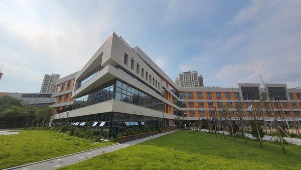 고양시 신원고등학교 전경. 신원고는 경기도교육청이 추진하는 ‘RAS 경기 문예체 교육’과 ‘AI 중점학교’ 사업을 연계해 사제동행 독서·토론 프로그램인 ‘2026 인문고전살롱’을 운영하고 있다. 신원고등학교 제공