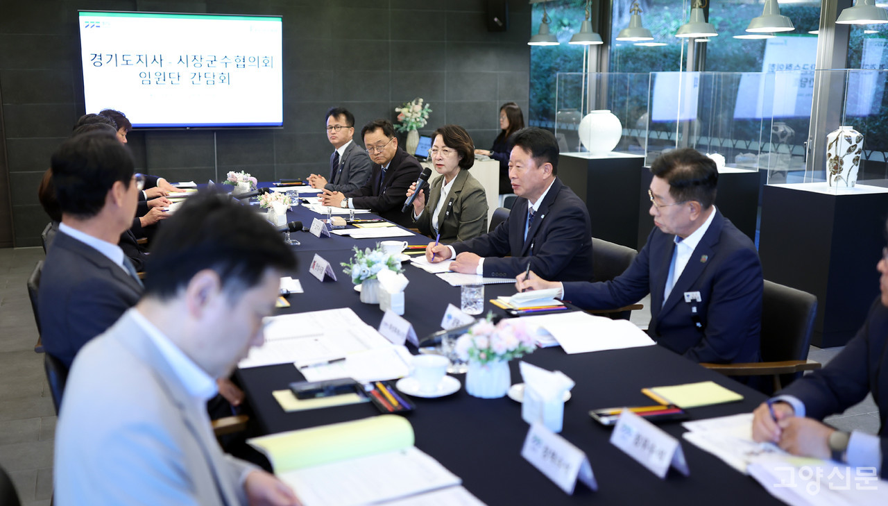21일 도지사-시장군수협의회 임원단과의 첫 공식 간담회에서 발언하고 있는 추미애 경기도지사. 경기도 제공
