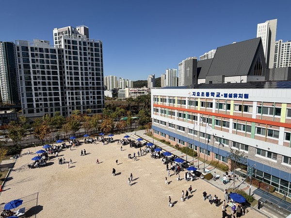 지효초등학교는 10월 22일 교내 운동장과 체육관에서 재학생과 병설유치원생, 학부모, 지역 주민 등 1300여 명이 참여한 가운데 ‘2026학년도 지역사회와 함께하는 RAS 진로발명축제’를 개최했다. 지효초 제공.
