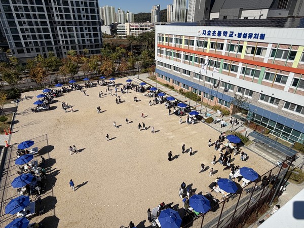 운동장 외곽을 따라 독서, 다문화·특수·보건, 진로·발명, 방과후·문화예술·체육 등 5개 영역 30개 체험 마당이 설치돼 운영되고 있다. 지효초 제공.
