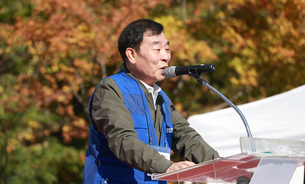 신효근 주민협의회장이 어르신들에게 인사말을 전하고 있다.