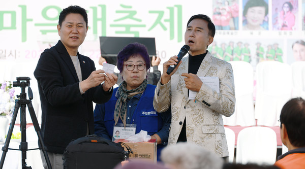 어르신들에게 경품을 전달하기 위해 황선경 고양시의원(맨 왼쪽)이 추첨을 하고 있다.
