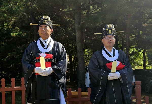 초헌관 이봉운 고양문화원장(왼쪽)과  아헌관 김경한 식사동장