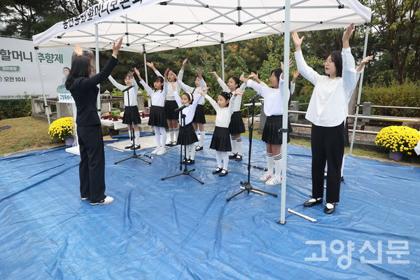 세리음악학원 원장과 원생들이 식전공연을 하고 있다.
