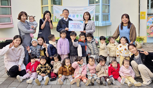 고양시립은솔어린이집이 바자회 수익금 105만9원을 덕양행신종합사회복지관에 전달했다.