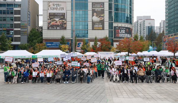 고양시 자원봉사 박람회가 화정역에서 열렸다. 많은 시민과 내빈들이 참여해 박람회를 축하했다.