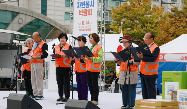 참가자들의 자원봉사 선언이 진행되고 있다.