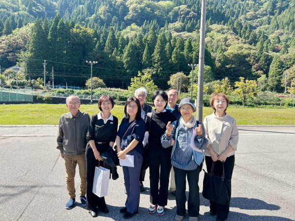 여야용씨가 잠든 숲 앞에서 다케야마 시게오(竹山繁夫) 우치야마(内山) 자치진흥회 회장(왼쪽에서 첫 번째), 가와하라 도키노 (川原ときの)씨(오른쪽에서 두 번째), 지역 주민들과 함께 기념 촬영을 했다. 