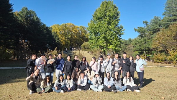 고양시다문화대안학교 학생들이 남이섬의 가을 풍경을 배경으로 단체 사진을 촬영하며 현장 체험학습의 추억을 남겼다.