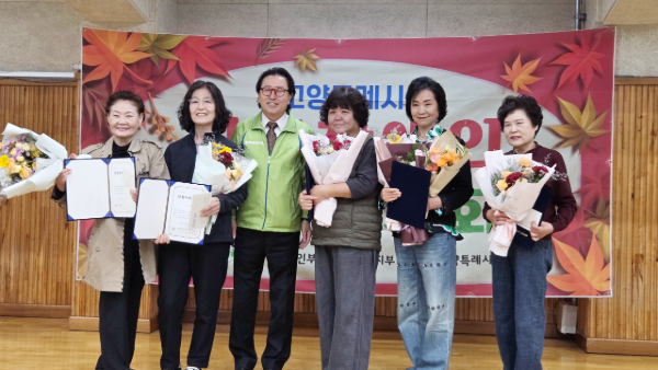 상장보다 빛났던 부모들의 미소, 오랜 기다림과 사랑에 축하와 감사의 박수를 보냈다.