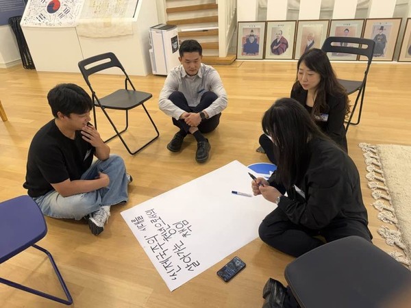 청년컨퍼런스 분임토의 '신제국주의 시대를 살아가는 청년들의 책임과 역할'에 대해 청년들이 고민하고 있다. 민주평통 북유럽협의회 제공
