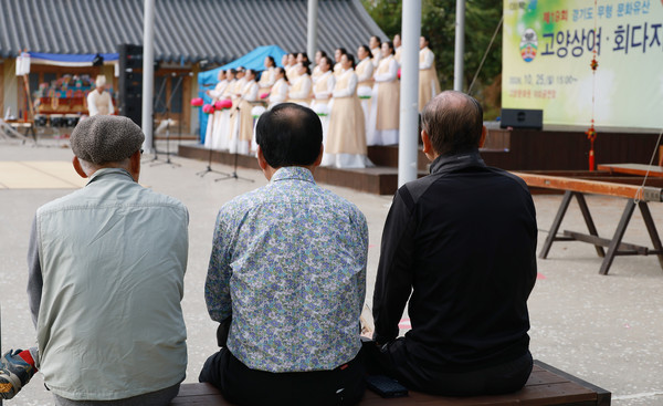 공연을 바라보고 있는 어르신들.