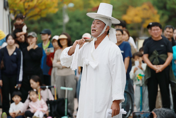 최장규 경기도 무형 문화유산 제27-4호 고양상여회다지소리 보유자가 멋진 소리로 시민들과 소통하고 있다.