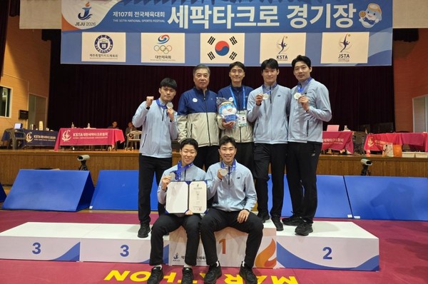 전국의 강호들을 꺾고 은메달을 차지한 고양시청 세팍타크로팀 선수들. 고양시 제공