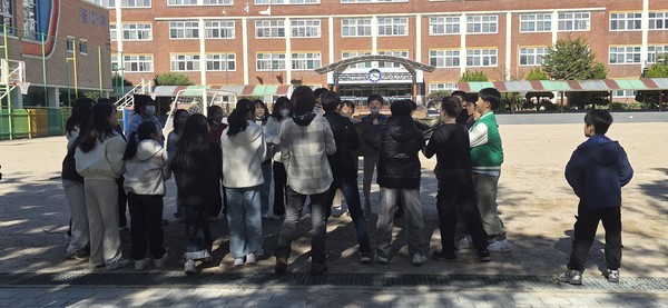 참가자들이 낙엽공으로 협동놀이를 하고 있다.