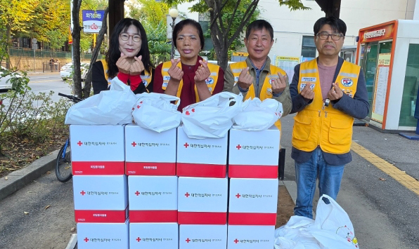 화정2동 적십자봉사회가 ‘희망풍차’ 물품과 직접 만든 밑반찬을 전달하고 이웃들의 안부를 살폈다.