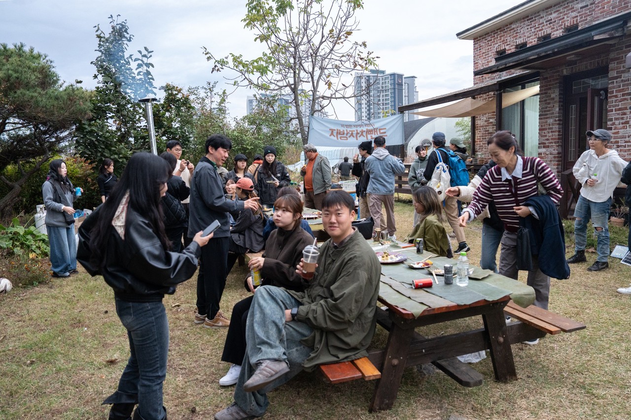 공연과 함께 먹거리 나눔도 함께 마련됐다. 사진= 조경민 사진작가