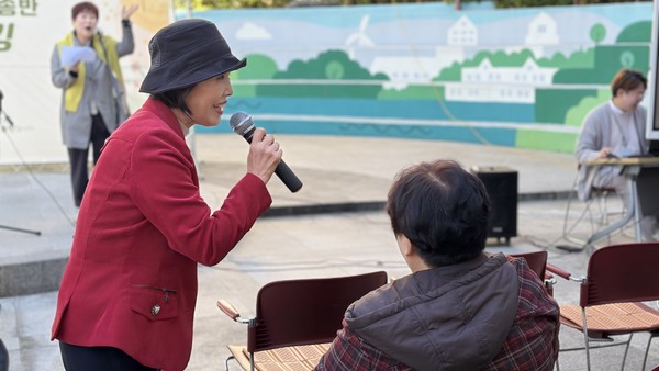 어르신 미디어 동아리 ‘에버그린 방송반’이 관객들과 소통하고 있다.