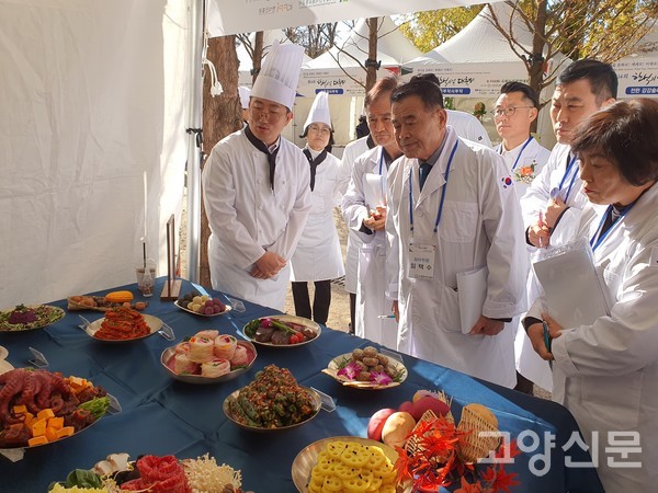 심사위원들이 세심하게 경연대회 출품작을 둘러보고 있다.