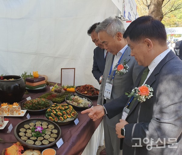 문병원 늘봄농원점 점장과 노상환 대표가 경연대회 출품작을 살펴보고 있다.(앞쪽부터)
