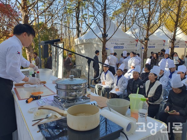 윤종찬 대한민국 조리제과기능장이 메밀 만두탕과 한성주악 쿠킹클래스 일환으로 요리시연을 했다.