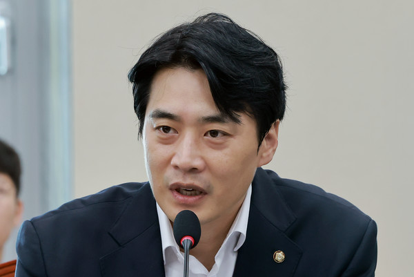 국회 상임위원회 전체회의에서 창릉신도시 현안 등에 대해 발언하고 있는 한준호 국회의원.