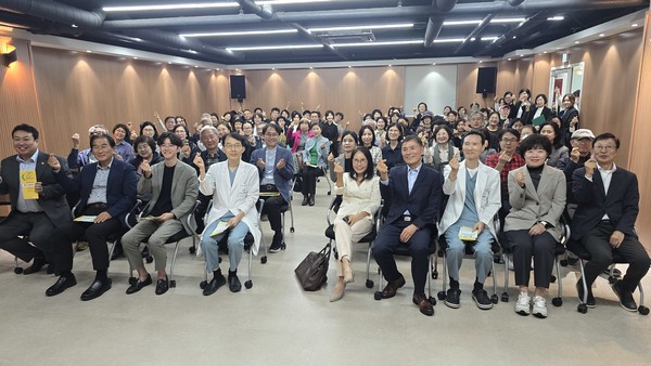 건강넷 월요시민강좌가 끝나고 참여자들이 기념사진을 찍었다.