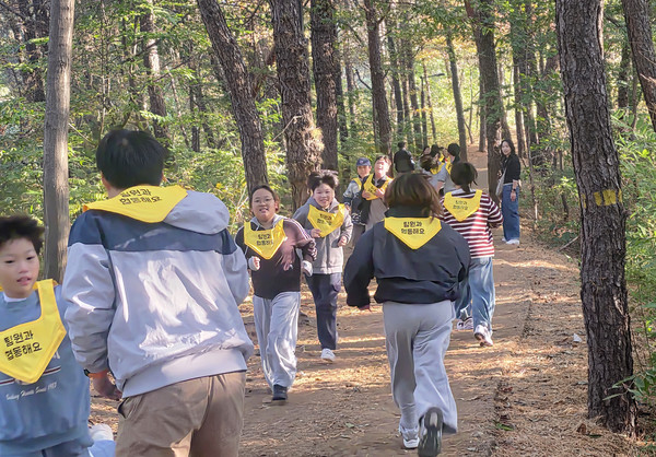 고양관산초등학교가 학생자치회 주도로 ‘2026 폰프리 스쿨’ 활동을 시작하며 산에 올랐다.