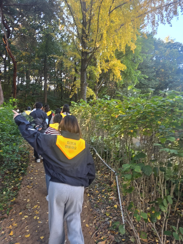 학생자치회가 직접 준비한 ‘아침 체조 챌린지’를 위해 산으로 향하는 학생들.