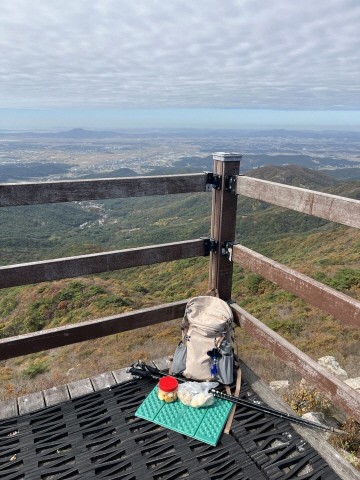 예산의 명산인 가야산 정상에서 차린 점심. 사진 김수지