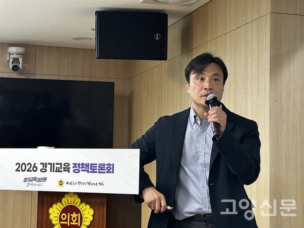 도시 성장과 인구 변화에 대흥하기 위한 미래형 모듈러 학교 제안이라는 주제로 토론하는 이윤호 자이가이스트(주) 대표.